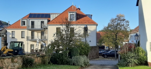 Wohn- und Geschäftshaus auf Gusspfählen